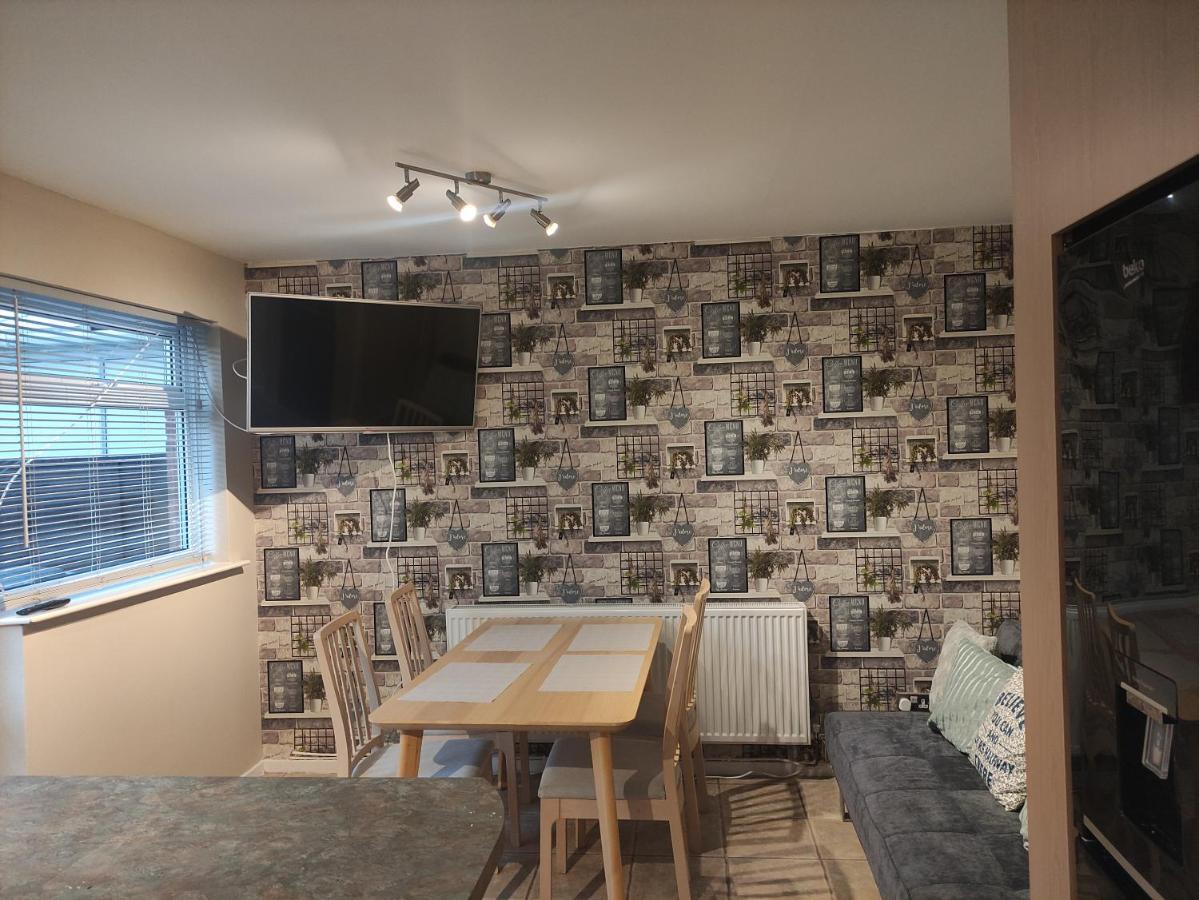 Perfect Place In Walsall/ 4 Bedroom / Long Term Workers Or Family Home Exterior photo