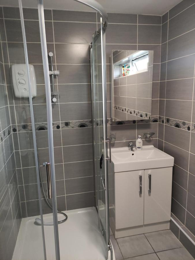 Perfect Place In Walsall/ 4 Bedroom / Long Term Workers Or Family Home Exterior photo
