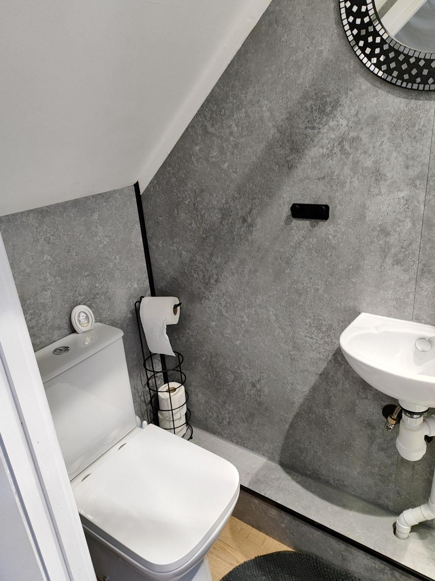 Perfect Place In Walsall/ 4 Bedroom / Long Term Workers Or Family Home Exterior photo